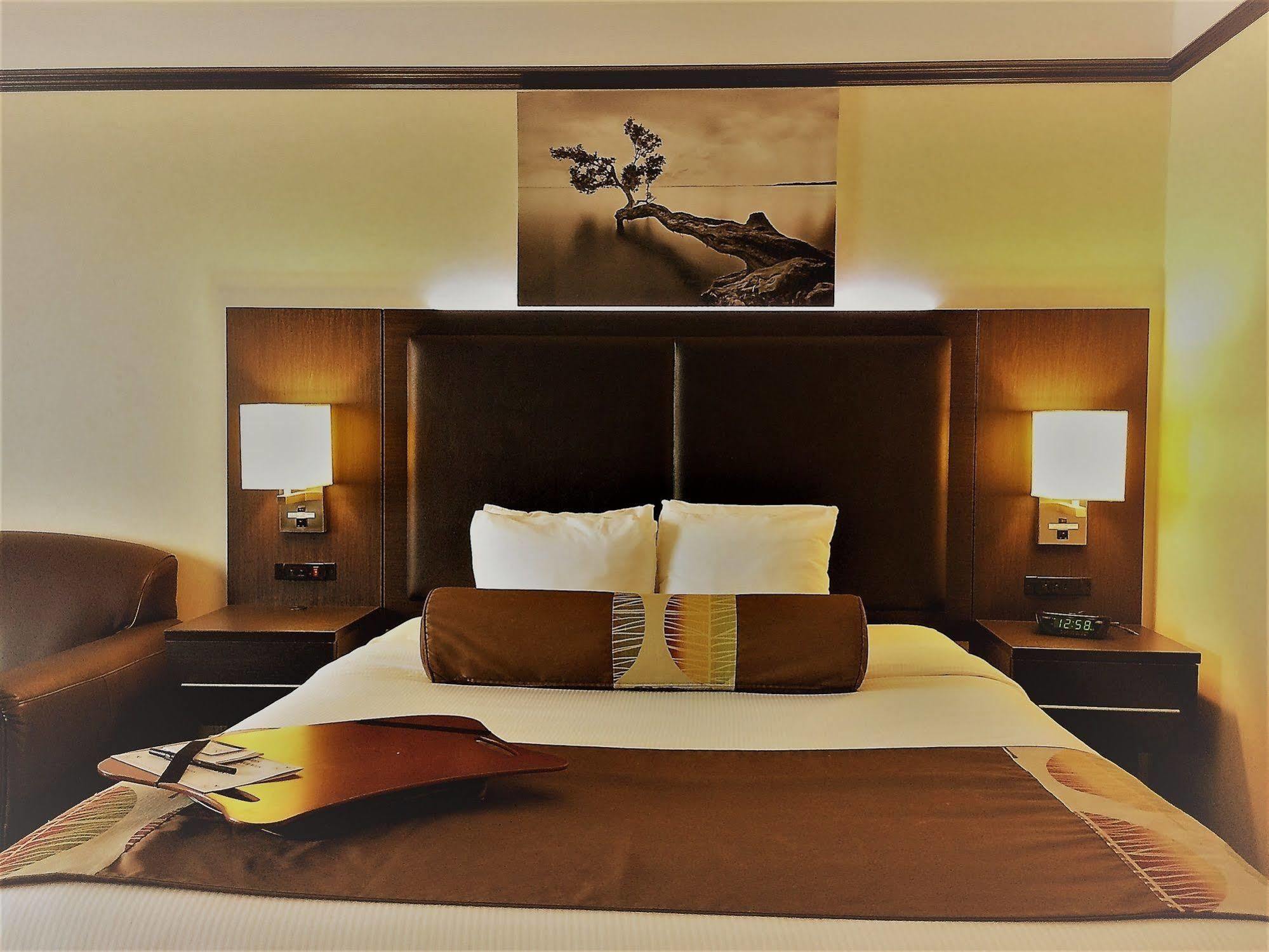 L'Escale Hotel Suites Val-d'Or Buitenkant foto